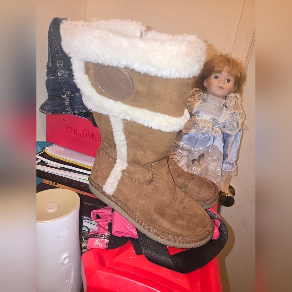 Michael Kors LiL Alina Size 1 Winter Girls Boots  Camel Brown